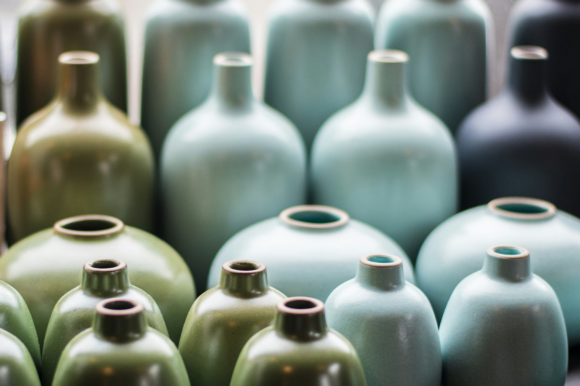 Des pichets et bouteilles en grès à l’émail céladon